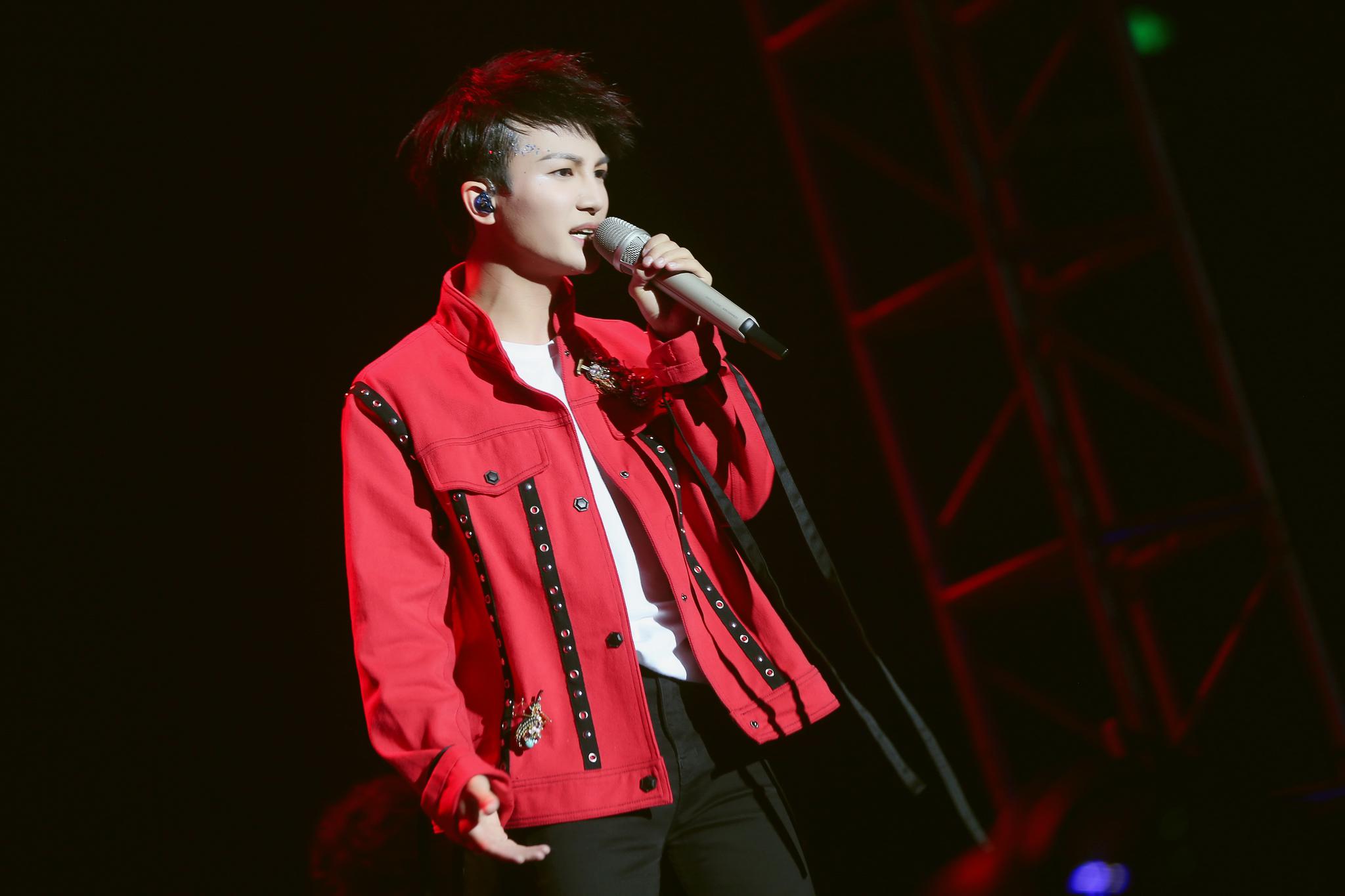 周深"深龄其境"上海演唱会举行 空灵嗓音演绎多首作品