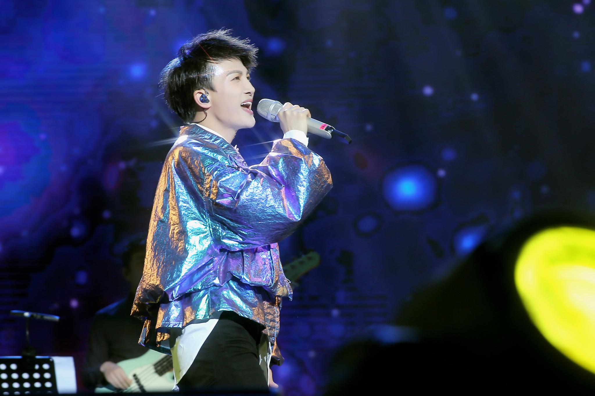 演唱会现场座无虚席,周深连换五套造型诚意满满,《大鱼》,《缘起》等