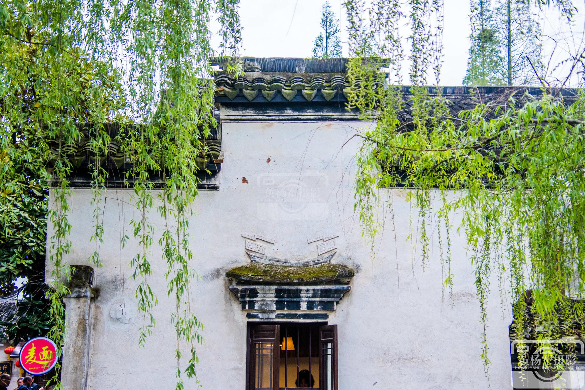 周庄古镇的黑瓦白墙