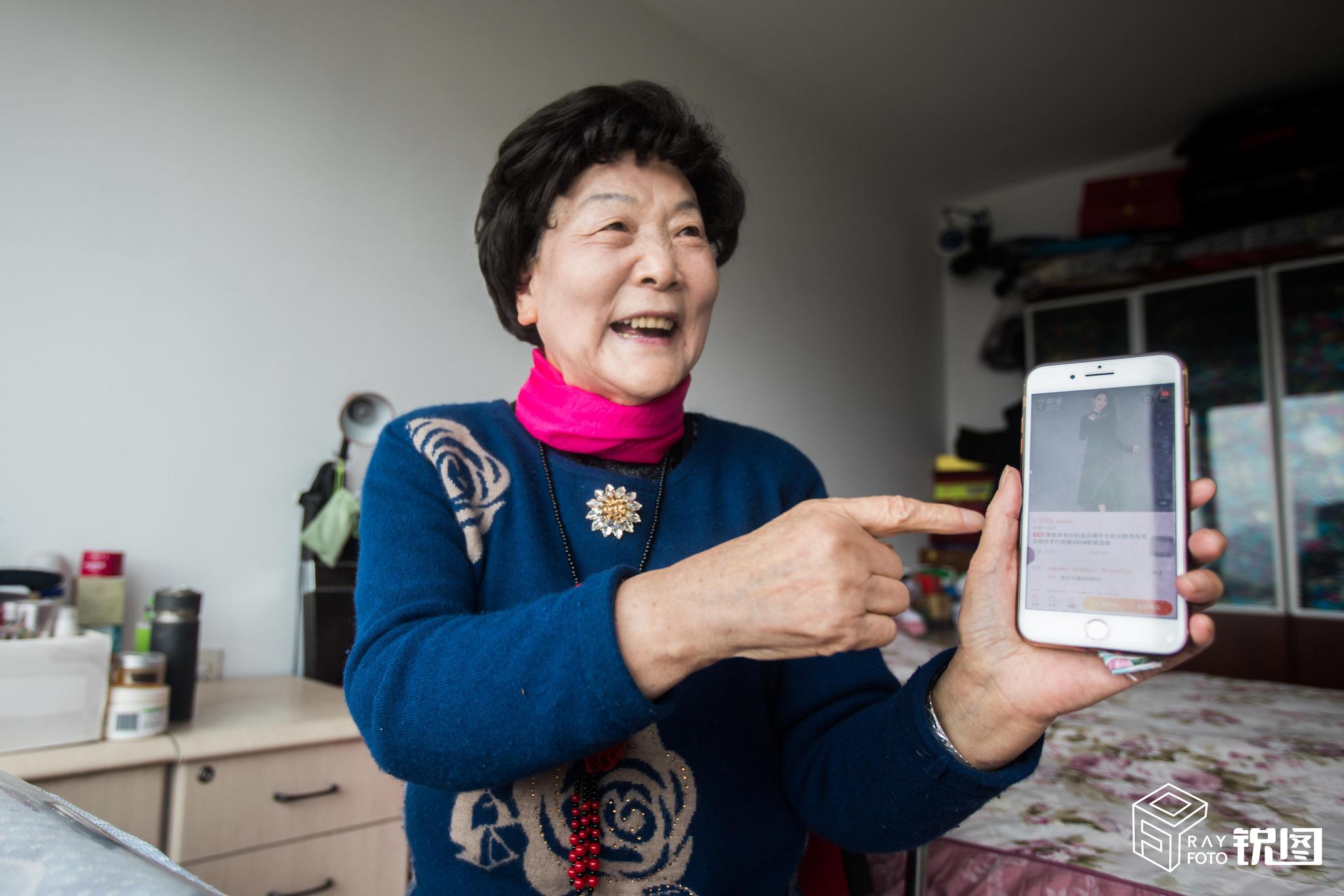 杭州耄耋老人爱网购,全身上下全是淘宝来的,变身"时尚达人"