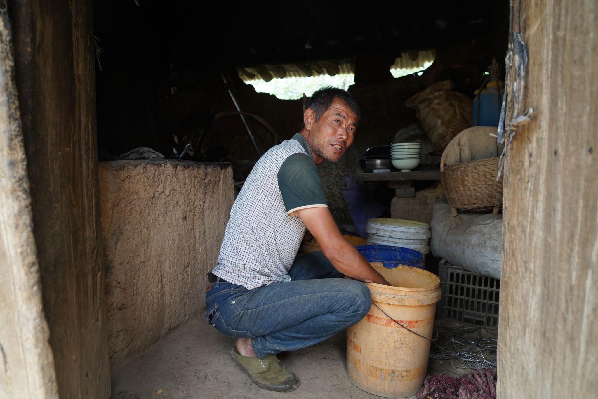放羊农民大哥把养女和亲生女区别对待,看他做法你赞成吗_高清图集