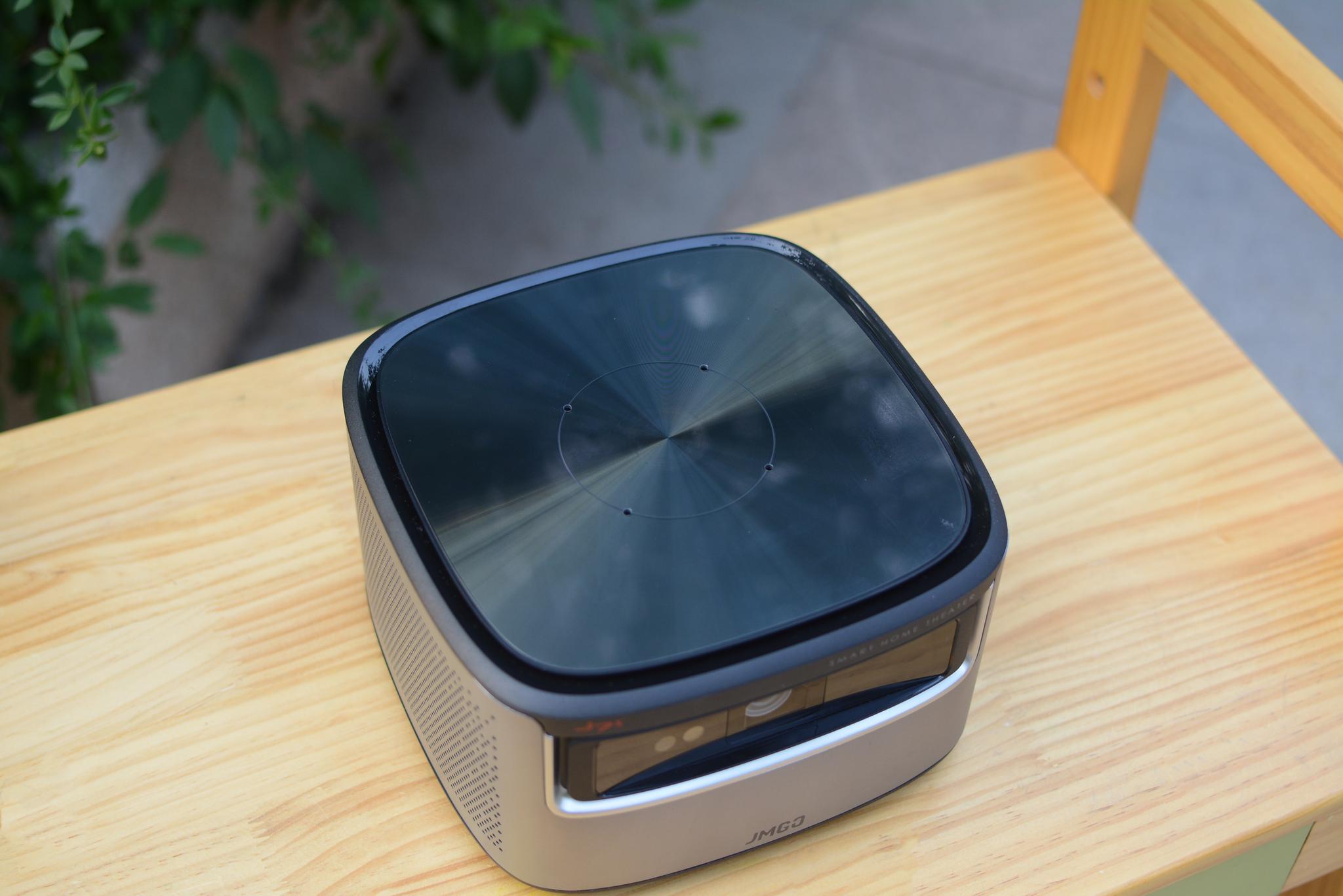 在外观上,坚果j7s延续了高颜值设计风格,材质采用了金属 abs材料,不论