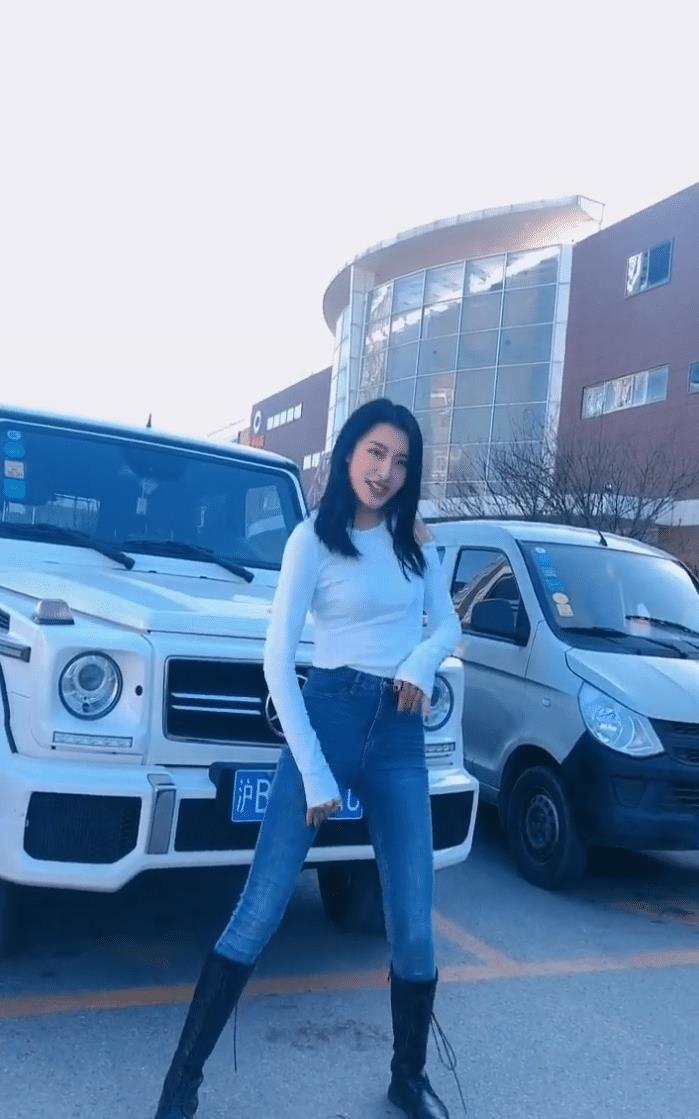 看这架势这身材,我以为这个大奔是你的呢,这也太让我们失望了.