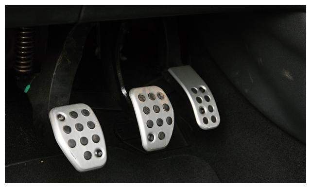 手动挡起步后,一档换二档为何有顿挫感?是车坏