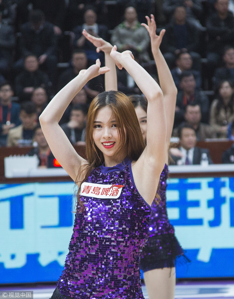 辽宁啦啦队紫色精灵激情助威热舞红丝带飞扬