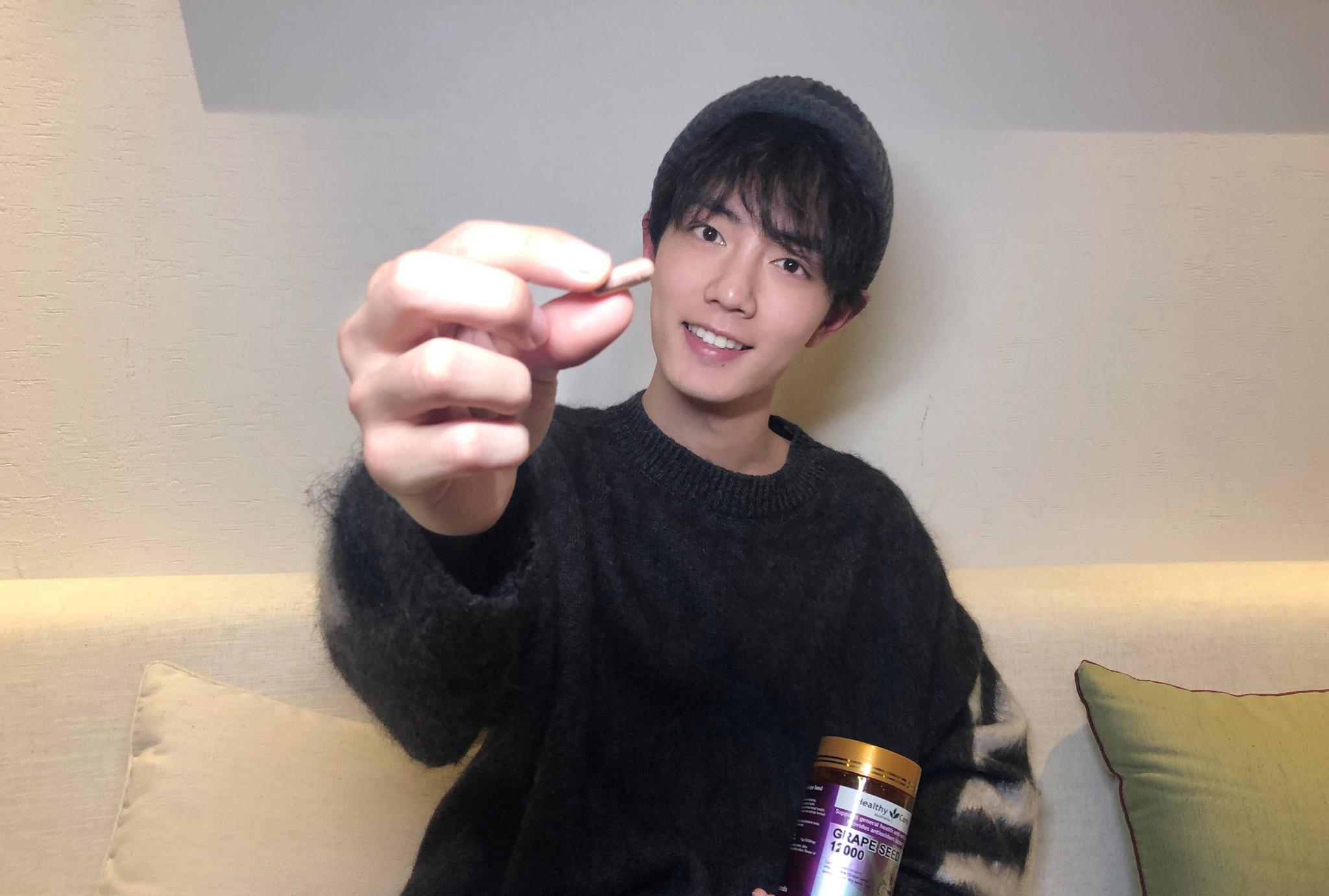 肖战机车夹克 红色毛线帽街拍私服,英俊帅气如校草,皮肤超好!