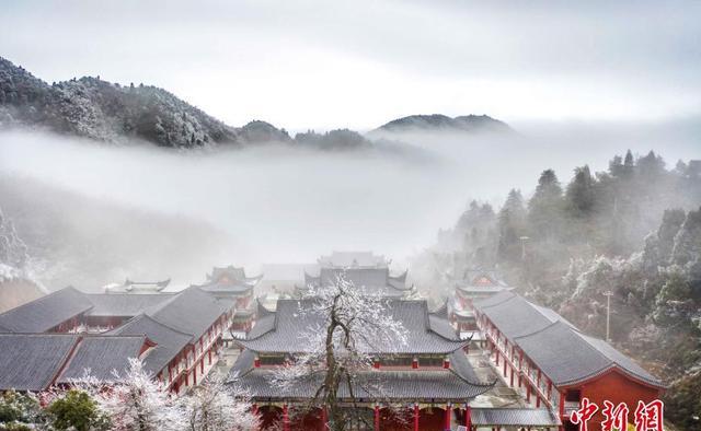 航拍江西武宁县太平山下的佑圣宫,在雾凇景观的衬托下,犹如仙境.