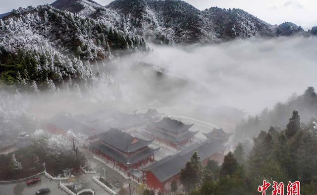 航拍江西武宁县太平山下的佑圣宫,在雾凇景观的衬托下,犹如仙境.