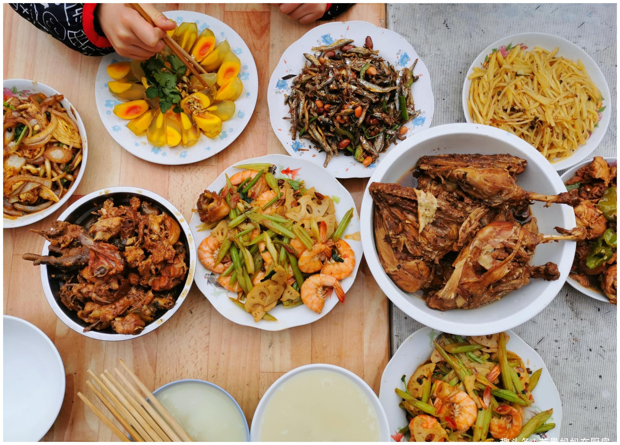 家庭聚餐,8个人7道菜,有荤有素,简单又实惠,一家人吃到撑|实惠|鸭腿|变蛋_新浪新闻