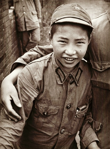 一组中国抗日娃娃兵与二战期间日本娃娃兵德国娃娃兵的对比照