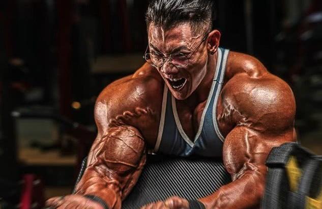 鹿晨辉再次续约米洛斯备战首场职业赛网友中国健美新高度