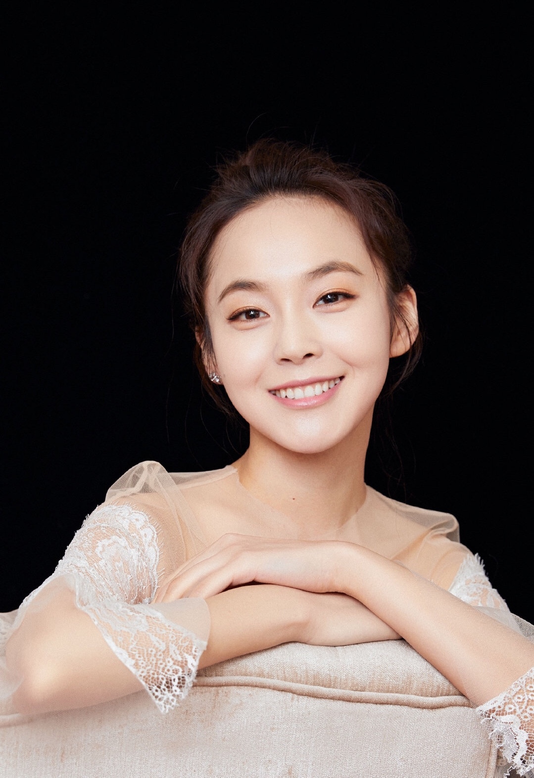 张佳宁一身白色蕾丝连衣裙出席中国慈善榜,温雅甜美