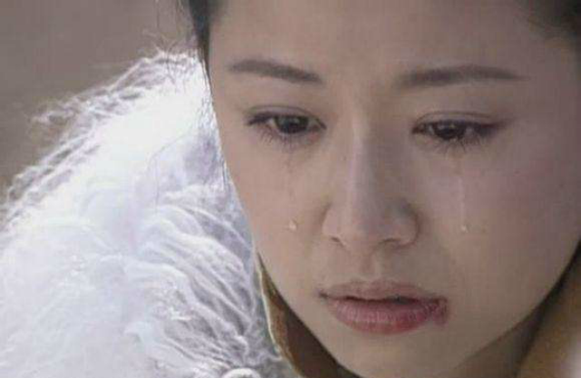 5,佘诗曼,眼角一滴泪,满眼的倔强,脸上透着满满的不甘心,故作坚强的