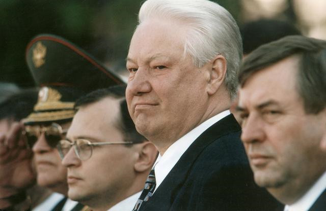 你知道1999年俄罗斯首任总统叶利钦为何突然下台吗?__财经头条