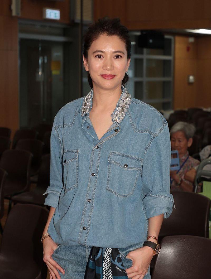 48岁袁咏仪获好友庆生,穿清新牛仔装清新减龄,优雅气质依然很美