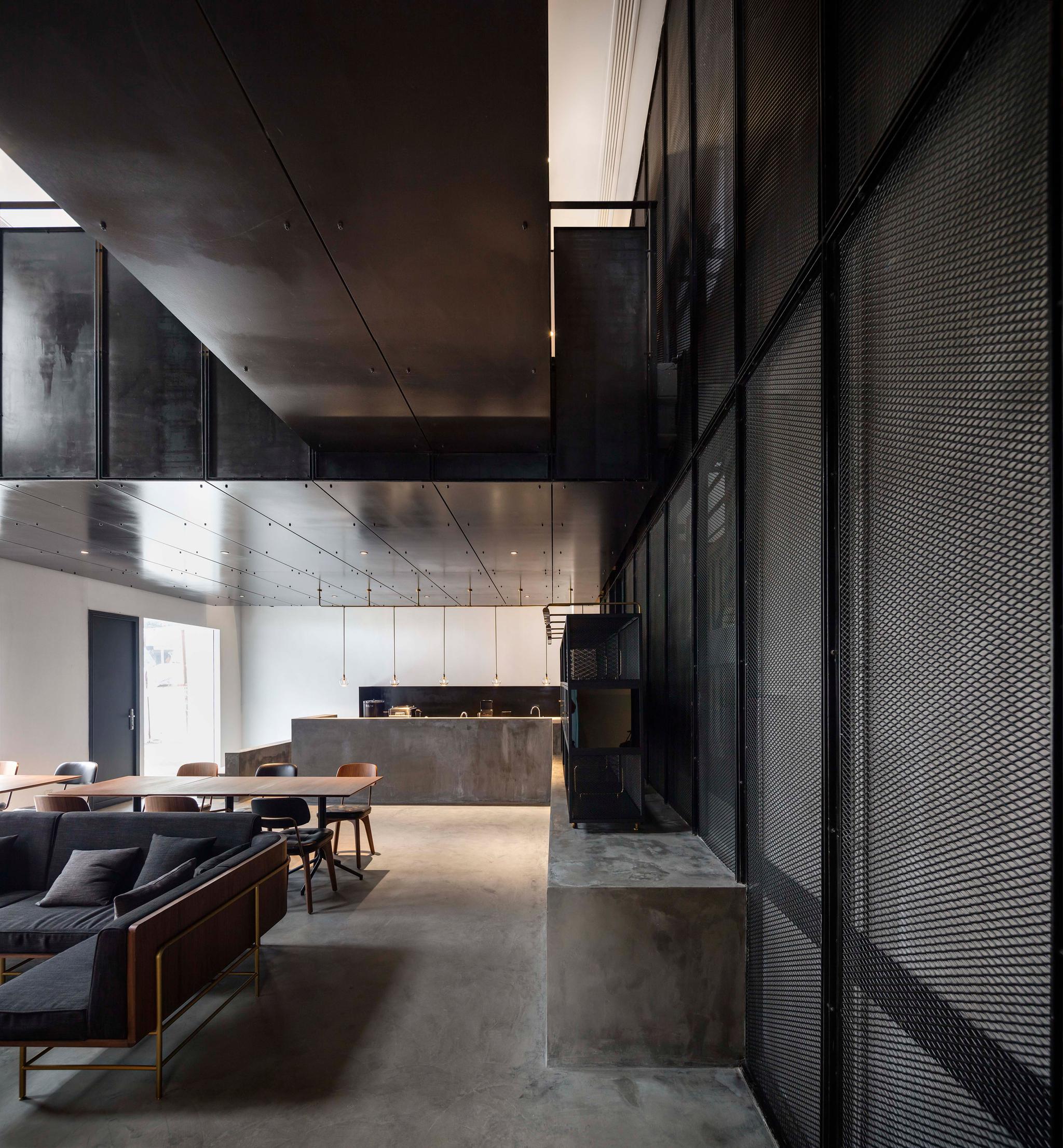 海外设计案例:工业风办公空间,大量留白的空地可以打网球