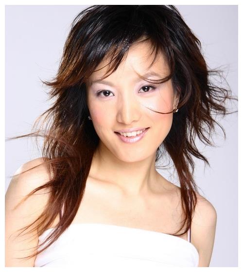 53岁张晞临的6岁大儿子曝光,家中摆满奖杯,老婆颜值高却不出镜