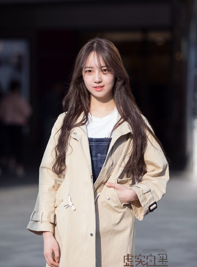 路人街拍,成都美女:秋天时尚好看的穿搭,让人着迷!