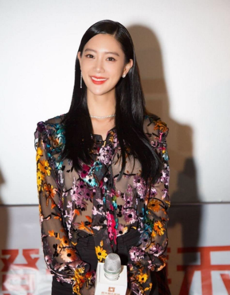 克拉拉早期出席活动最吸引媒体目光深v白裙崭露姣好身材