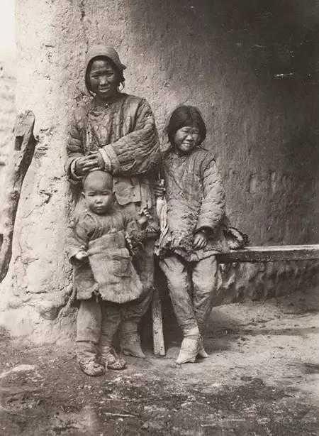 清朝穷苦女人真实照片:衣不遮体,目光呆滞,张张让人心酸