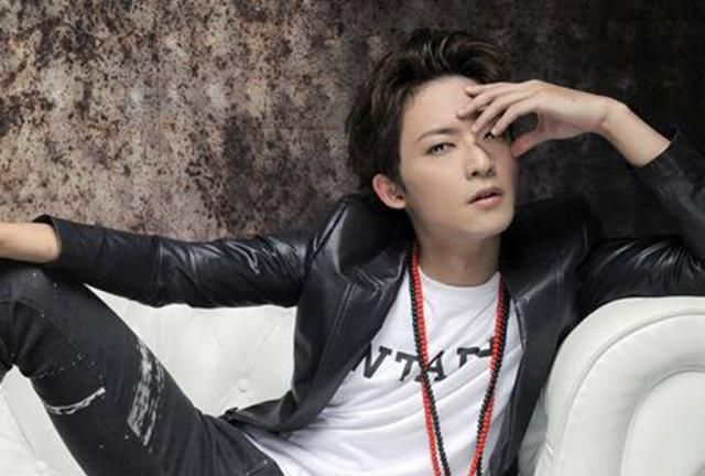 如今的"女装大佬"陈威翰已经32岁了,他的模样和当时在《天天有喜》中