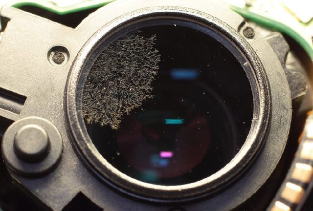 悲催啊佳能efs55250stm又发霉了后组的大半镜片被侵蚀