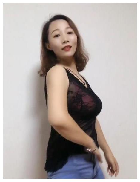 辣妈身穿黑色透视装,是为了搏眼球吧!