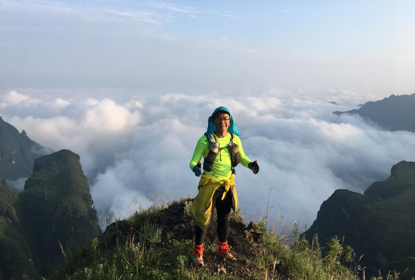 昭通乌蒙山超级越野赛,欣赏山在云里人在云上的风景