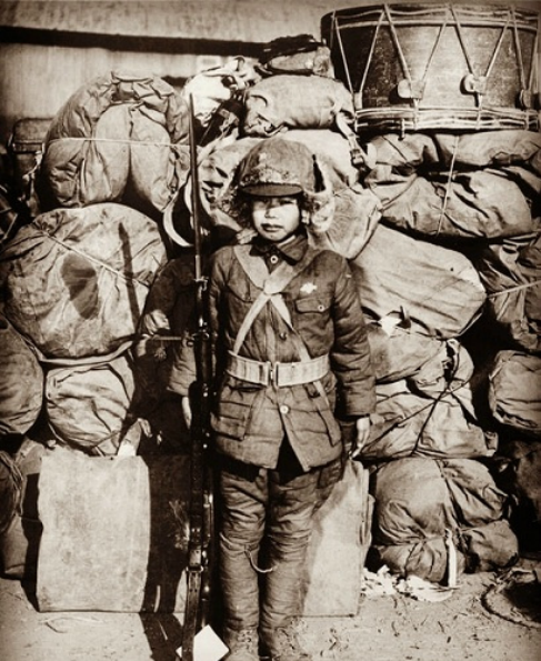 一组中国抗日娃娃兵与二战期间日本娃娃兵德国娃娃兵的对比照