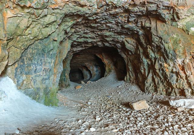 村民们刨开泥土一看,发现里面藏着8块大玉璧,还有无数玉器.