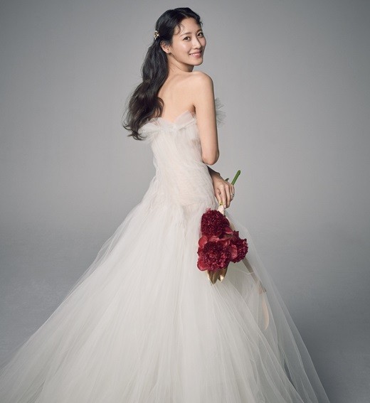 韩国女艺人秀贤婚纱写真曝光