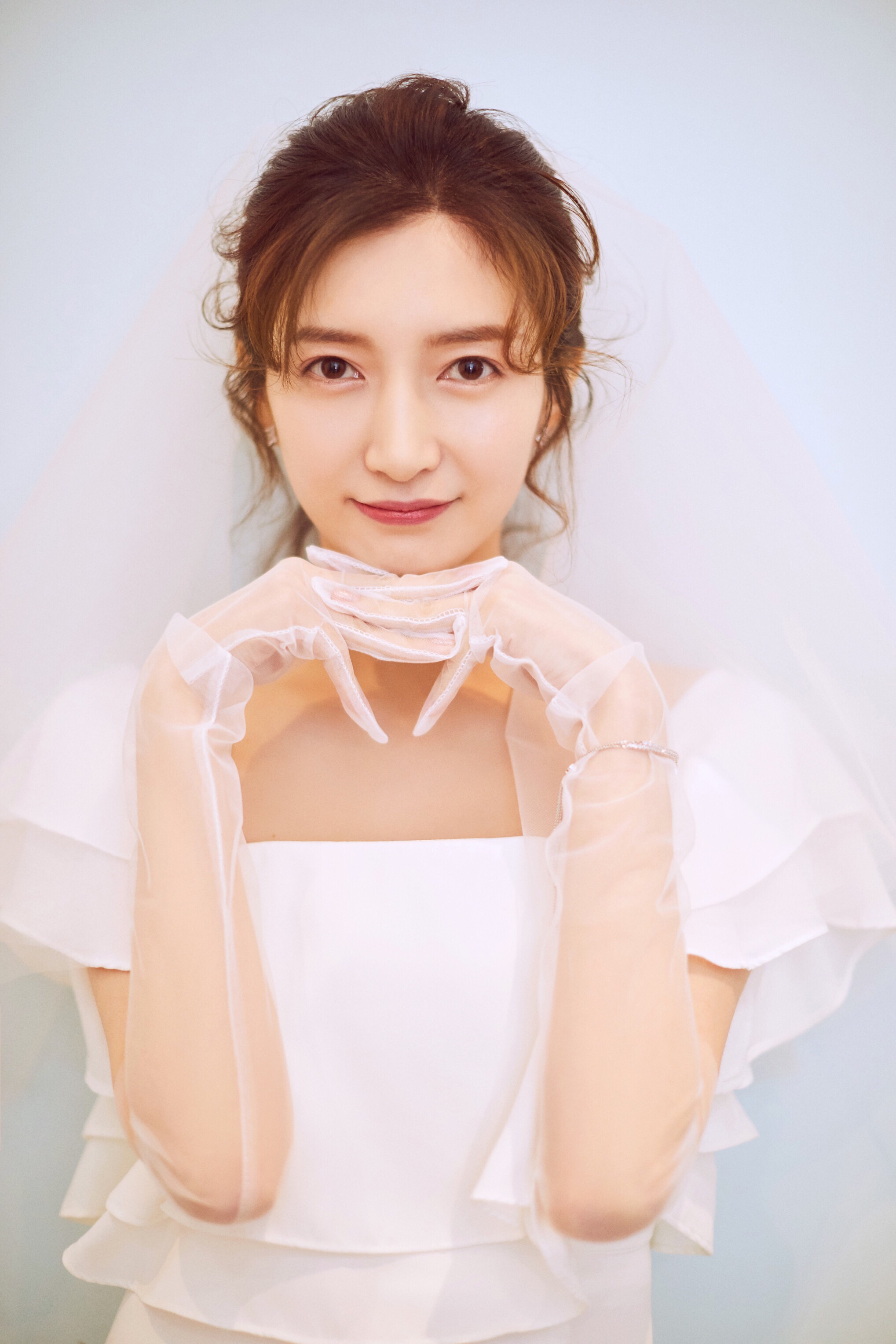 江疏影出席节目一袭白色连衣裙,优雅迷人气质,有心动的感觉