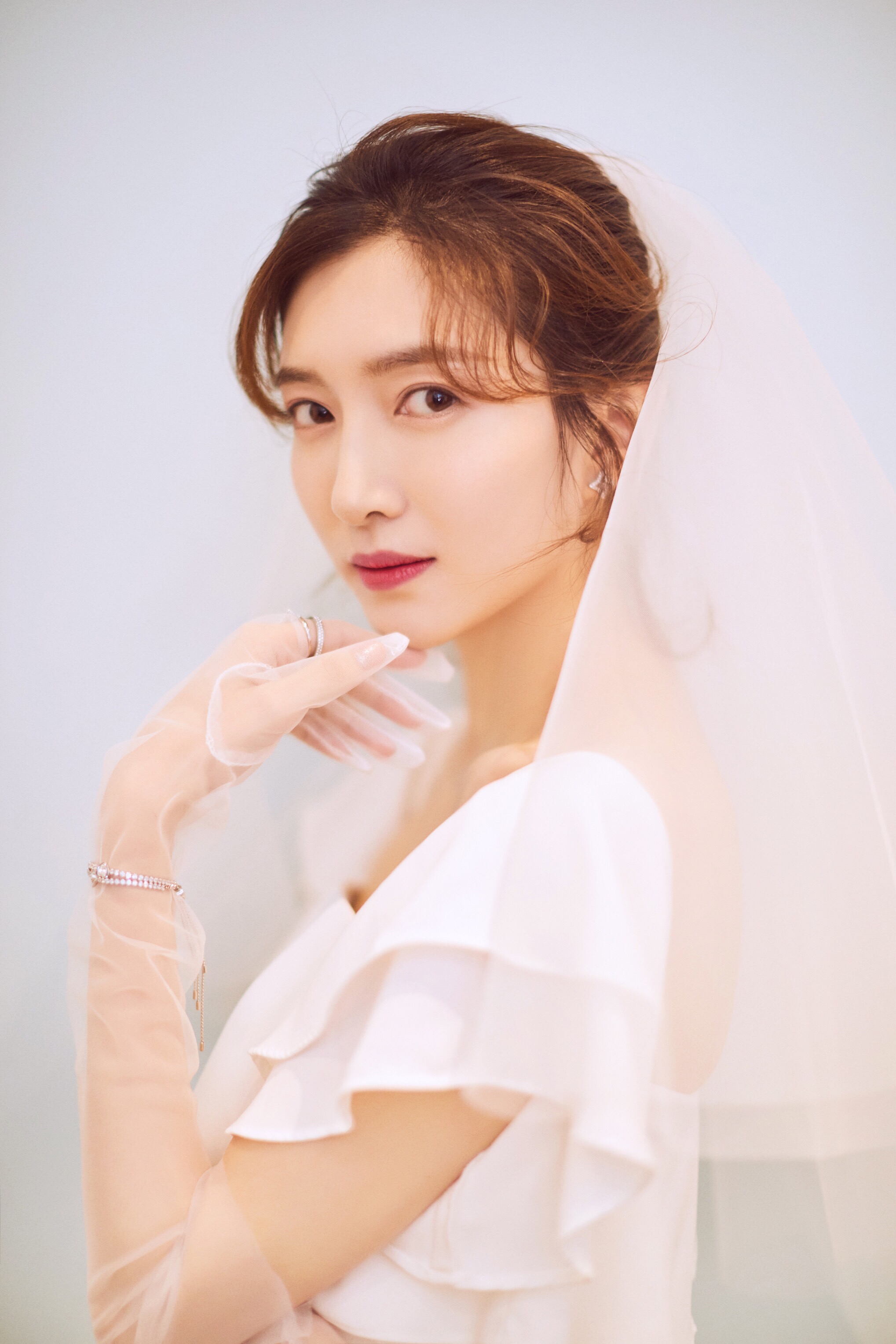 江疏影出席节目一袭白色连衣裙,优雅迷人气质,有心动的感觉