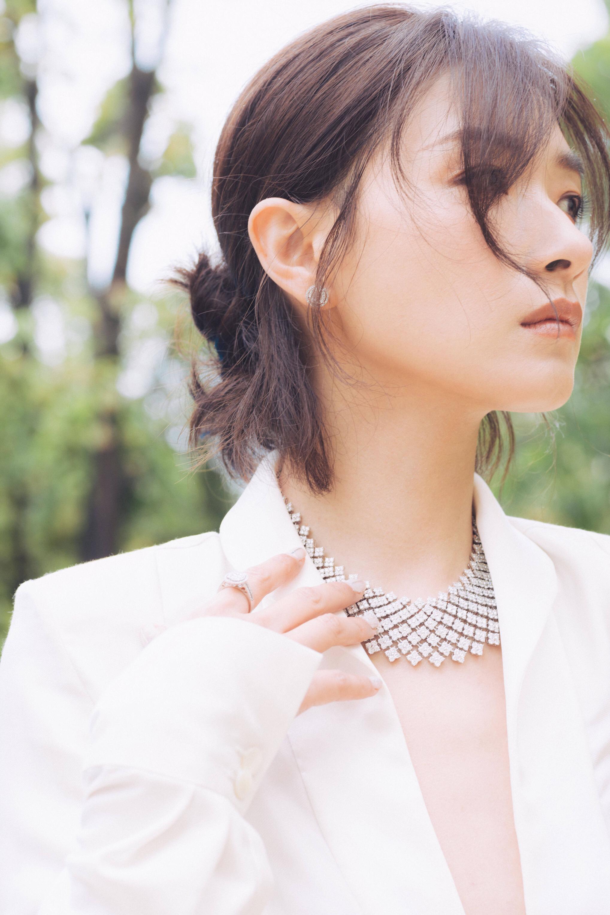 万茜身着白色连体裤,知性优雅,气质十足