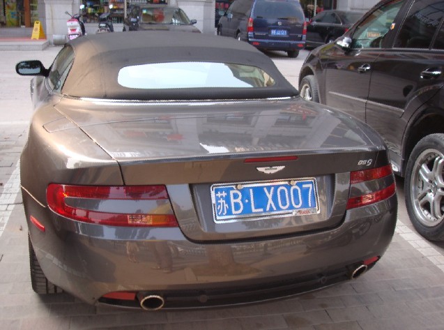 实拍无锡阿斯顿马丁db9,车牌007!