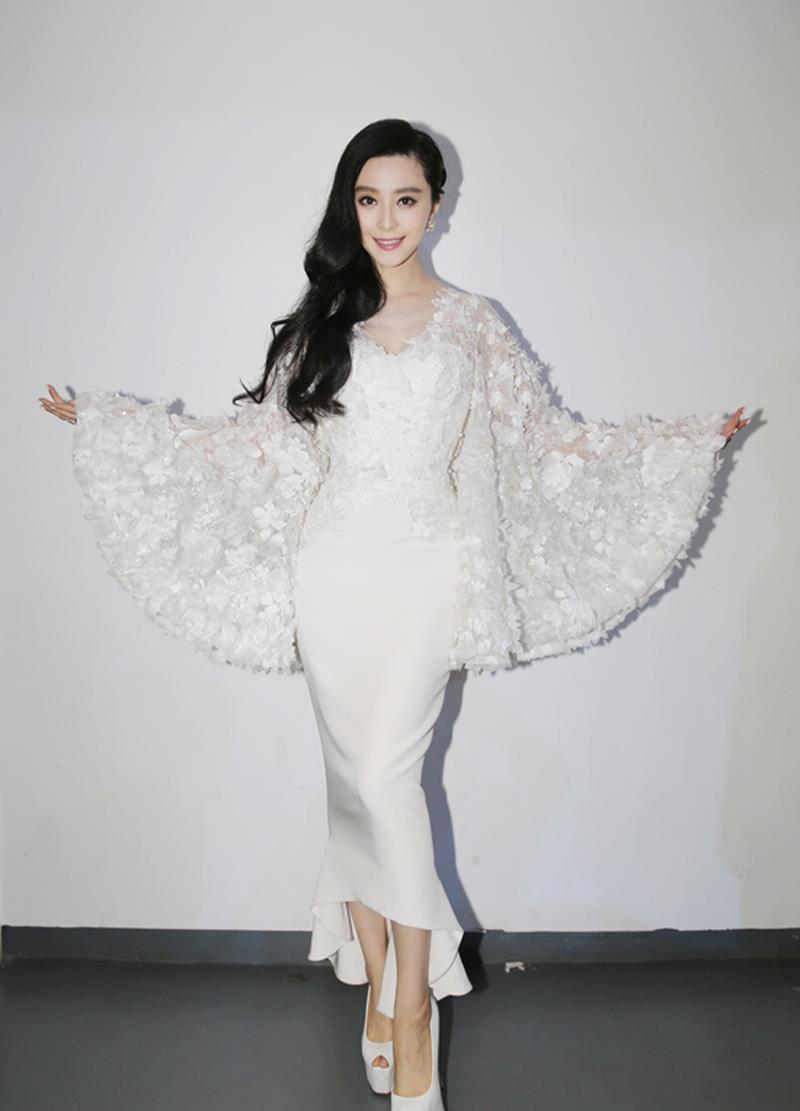 范冰冰低调现身公益穿简约拼接蕾丝西装衣白人美靓到发光