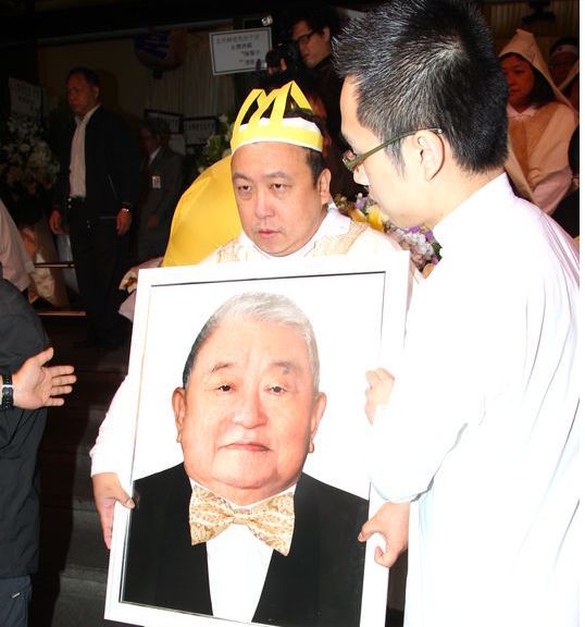 王晶老爸王天林出殡八位影坛大佬扶灵黄日华谢贤戴墨镜出席
