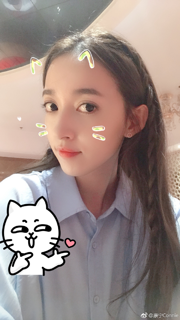 可爱女演员康宁迷人写真美照欣赏_新浪新闻