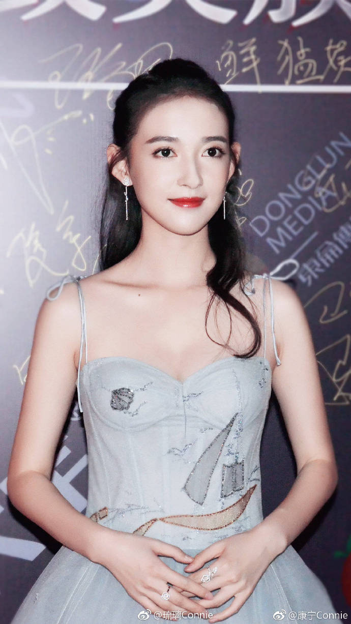 可爱女演员康宁迷人写真美照欣赏_新浪新闻