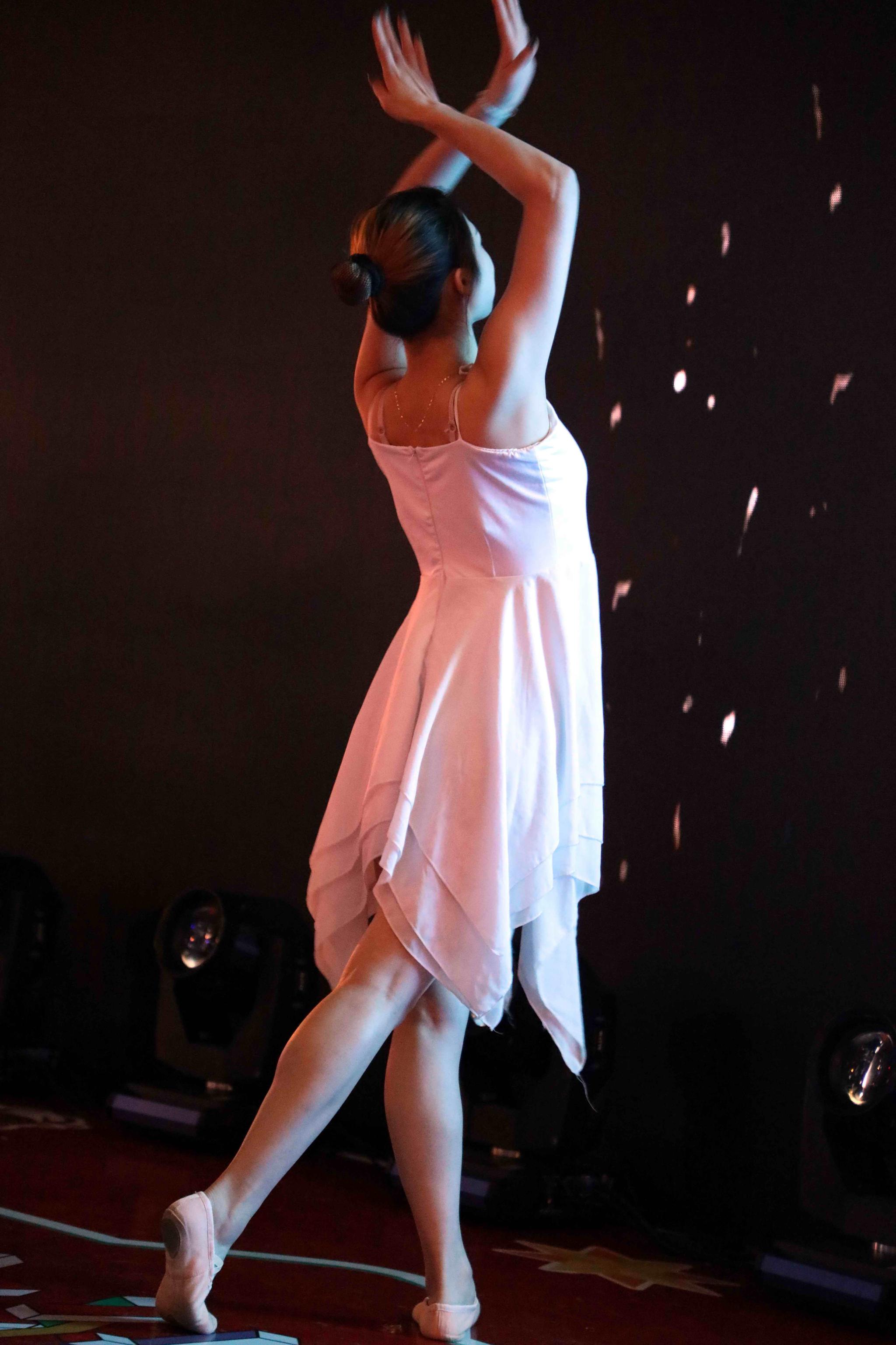 美女现场还表演了这一个高难度的舞蹈动作,厉害了!