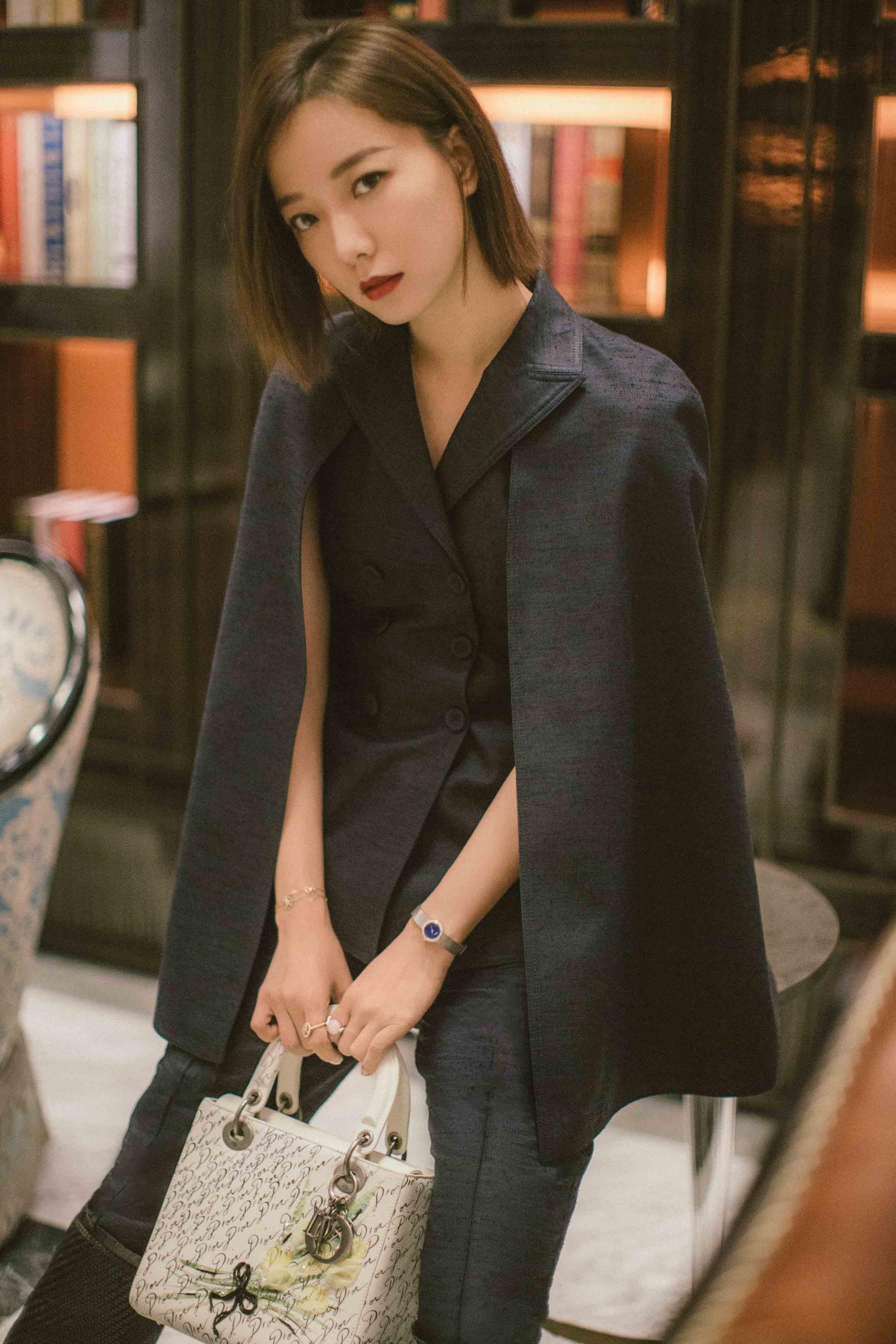 王珞丹受邀出席迪奥揭幕酒会 酷帅气质上演优雅西装杀