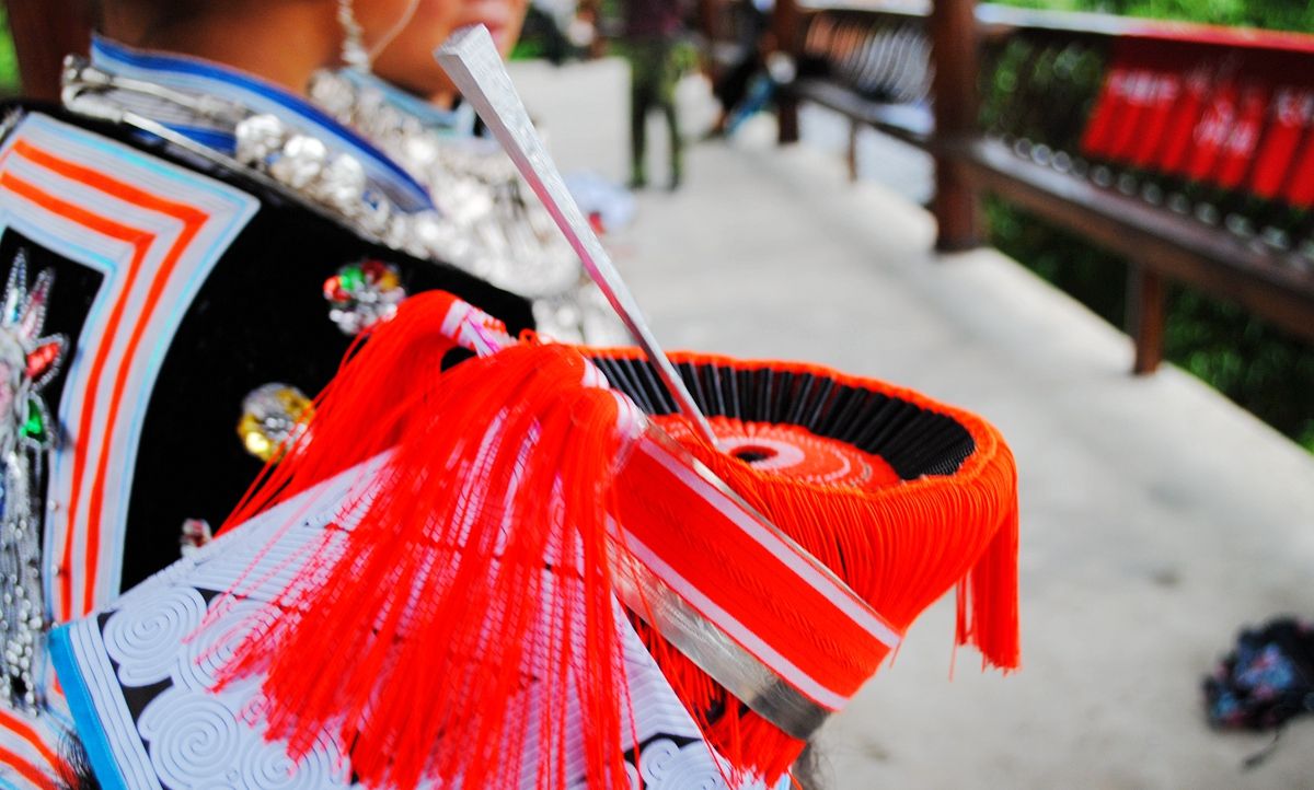 头戴红缨帽自称后羿子孙 女孩子五六岁就要学会点蜡花刺绣|红缨|麻塘