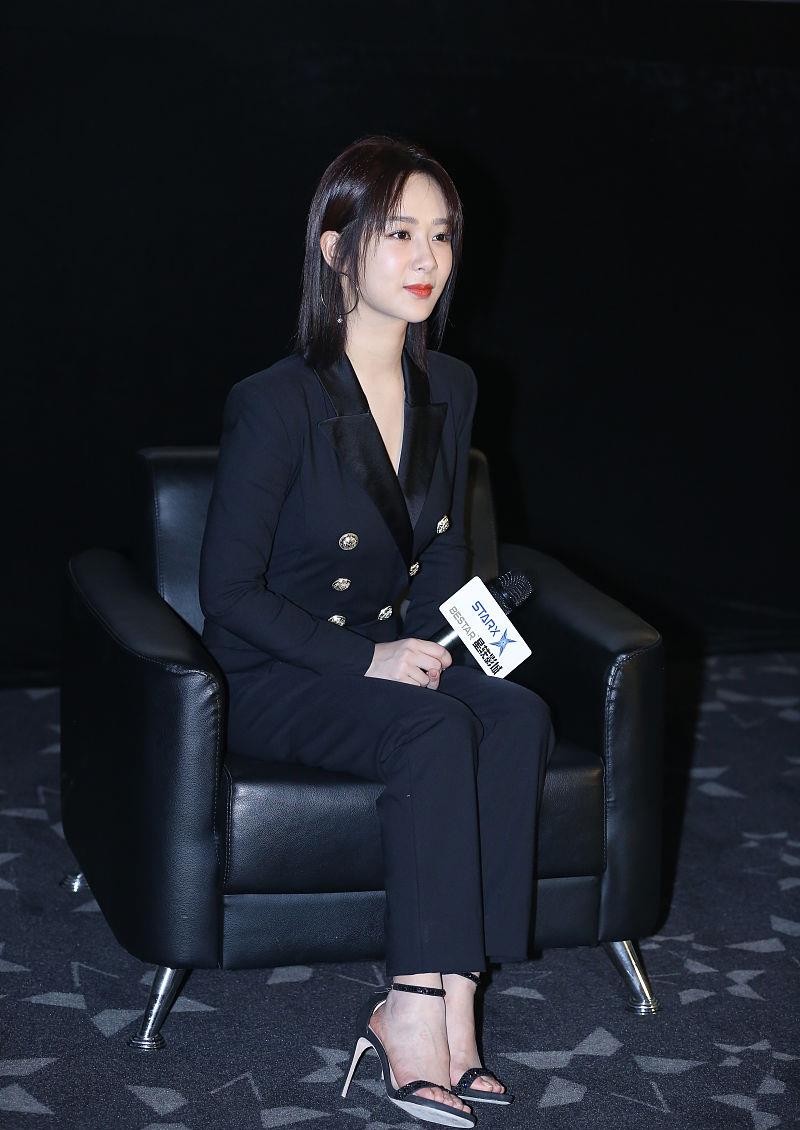 27岁的杨紫也长大了,一身黑色西装沉稳干练,坐姿优雅笑容太甜了