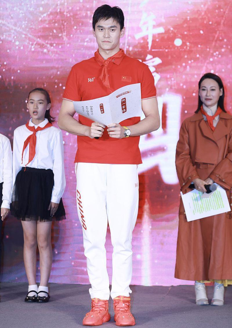 惠英红罕见同框孙杨,穿风衣显优雅好气质,37厘米身高差真抢镜