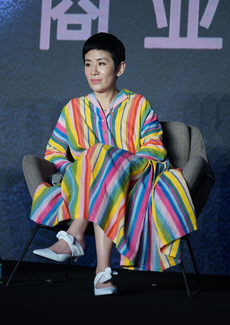 被吴君如的好气质折服,穿彩虹条连衣裙也优雅气质,真不像54岁