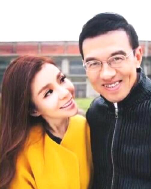 主持人朱迅的老公近照曝光曾为央视名嘴如今变成这样了