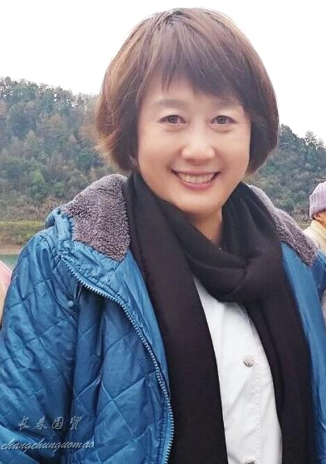 《曲苑杂谈》主持人汪文华近照曝光,64岁端庄大方有亲和力