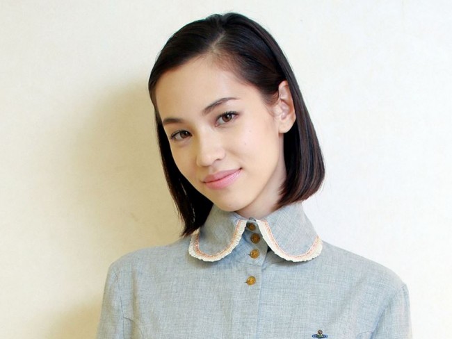 水原希子以上海夜景为背景美得醉人 即时尚