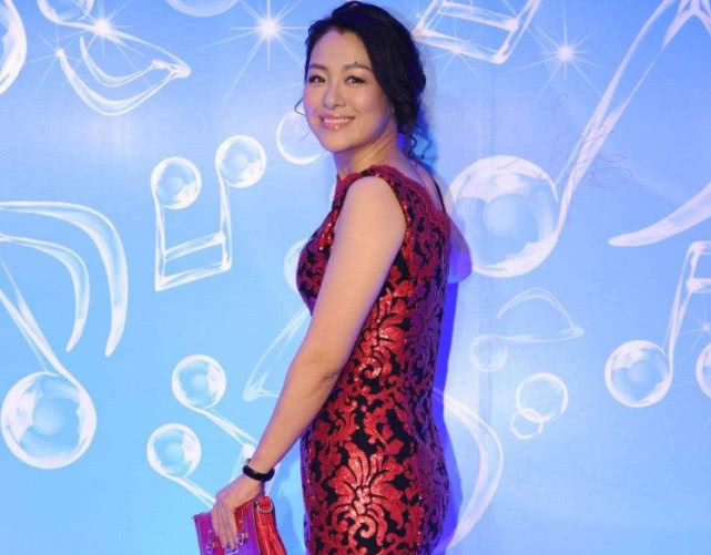 还有母夜叉师娘,再一个就是那个有着桃花眼的"食为天"老板娘赛西施了