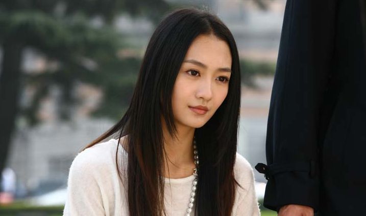 远看好似演艺家,房间弹钢琴,唯美飘逸王鸥图3:寄人篱下的生活,让王鸥
